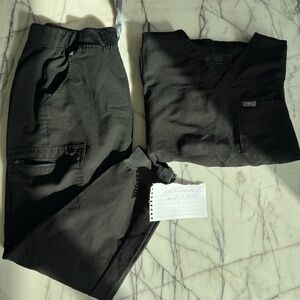 Large FIGS scrub set